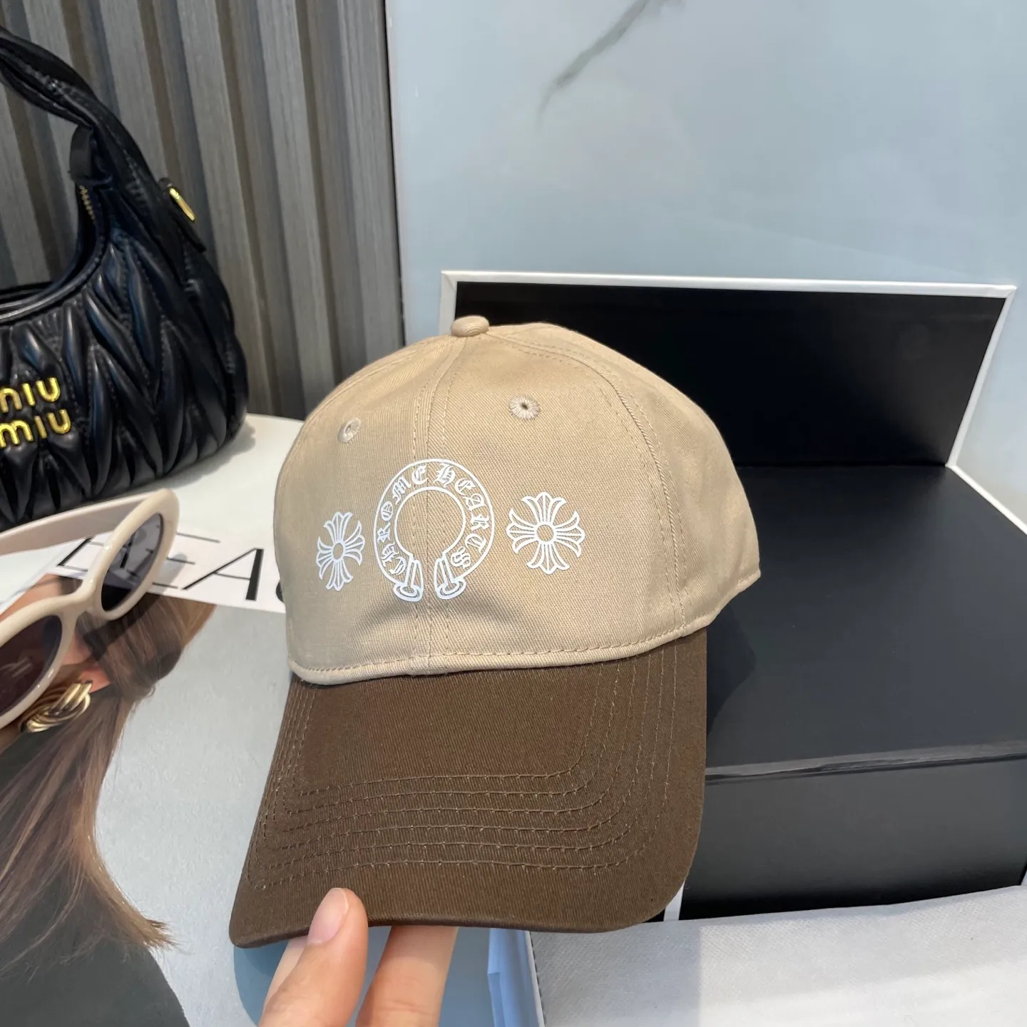 P60 Crow Heart 🆕🆕New color-blocked baseball cap, personalized fashion classic cross logo, casual with a cool feeling, unisex style, same style for men and women! Very easy to match! Head circumference: 56-58cm is available
